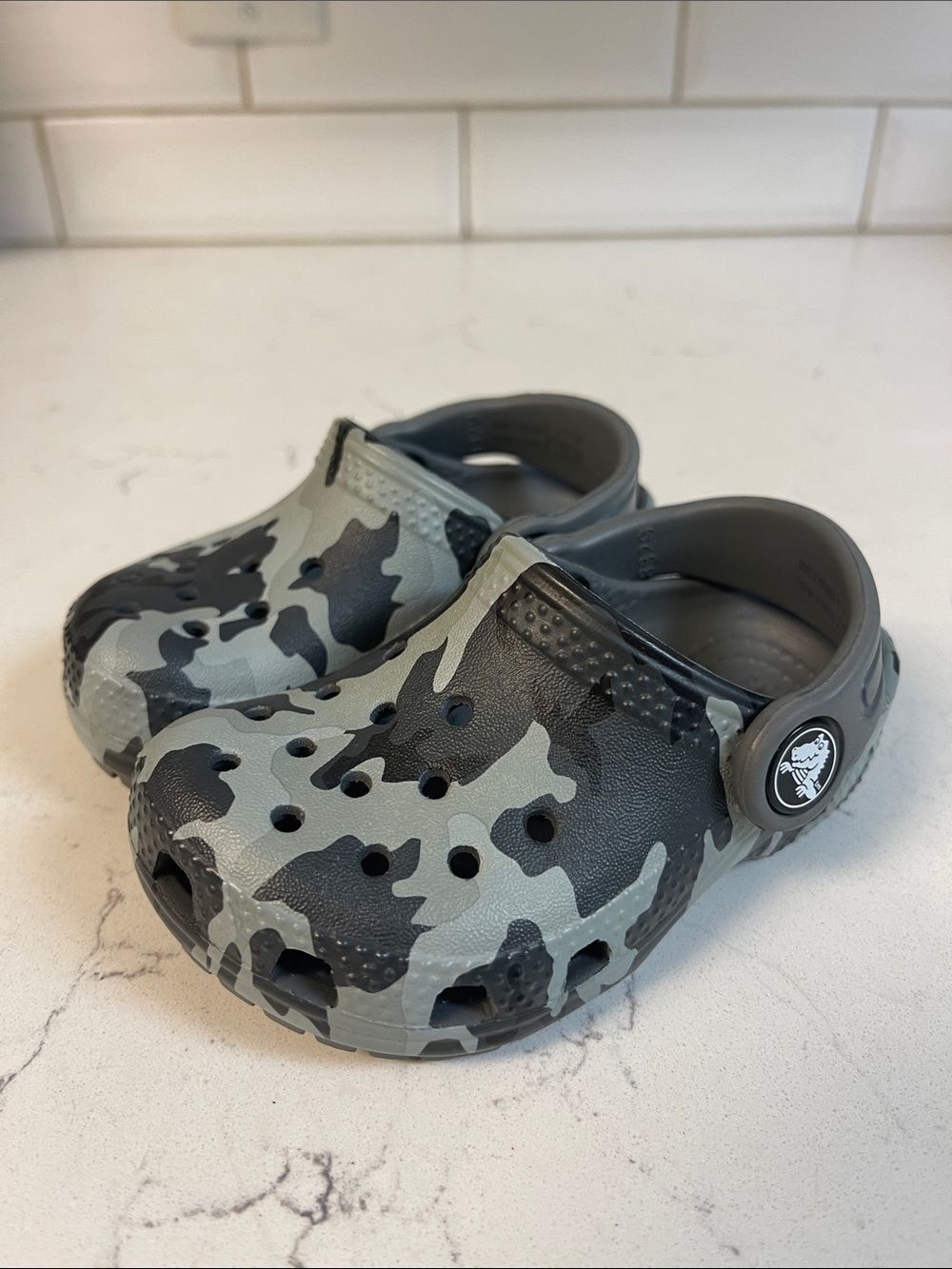CROCS Kids Clog in Gray & Black Camo Size 5 Toddler